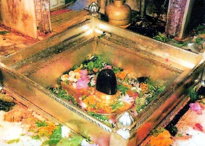 Shri Kashi Vishwanath Jyotirlinga Temple on the ghats of Varanasi (Kashi) — sacred abode of Lord Shiva